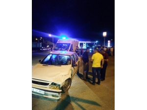 Otomobiller Çarpıştı: 4 Yaralı