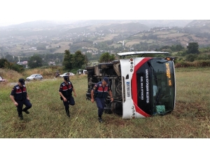 Sağanak Yağıştan Kayan Halk Otobüsü Tarlaya Yuvarlandı: 4 Yaralı