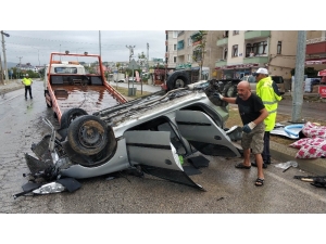 Aydınlatma Direğine Çarpan Otomobilin Sürücüsü Yaralandı