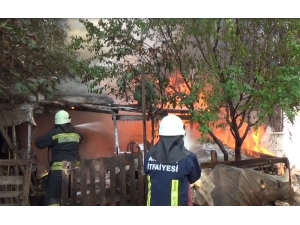 Alevler İçinde Kalan Ahşap Ev Kullanılamaz Hale Geldi