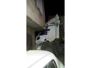 Freni Patlayan Tır Eve Daldı