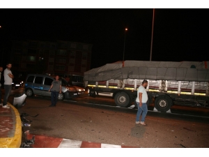 Tıra Arkadan Çarpan Sürücü Otomobili Bırakıp Kaçtı