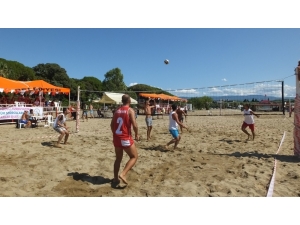 Burhaniye’de Plaj Voleybolu Heyecanı
