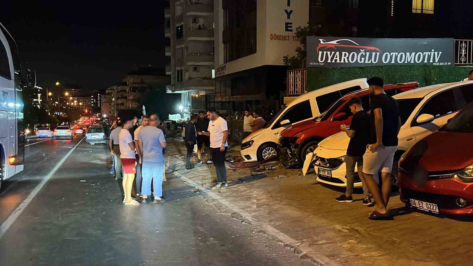 kontrolden-cikip-savrulan-fiat-tofas-oto-galerideki-araclara-carparak-durabildi