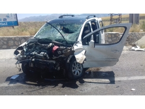 Ticari Araç Sürücüsü Kontrolünü Kaybetti Duvara Çarptı: 1 Ölü, 4 Yaralı