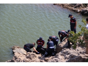 Gölette Erkek Cesedi Bulundu