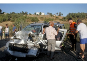 Hafif Ticari Araç İle Otomobil Kafa Kafaya Çarpıştı: 6 Yaralı