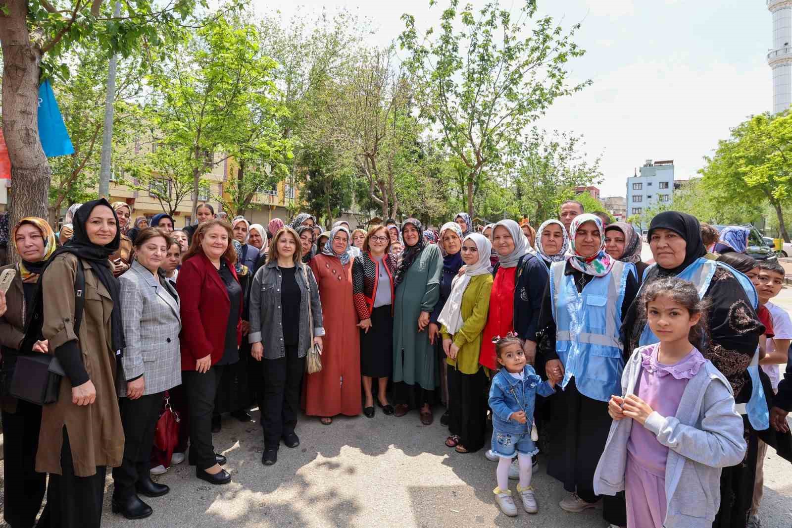 fatma-sahin-25-aralik-mahallesi-sakinleriyle-bayramlasti