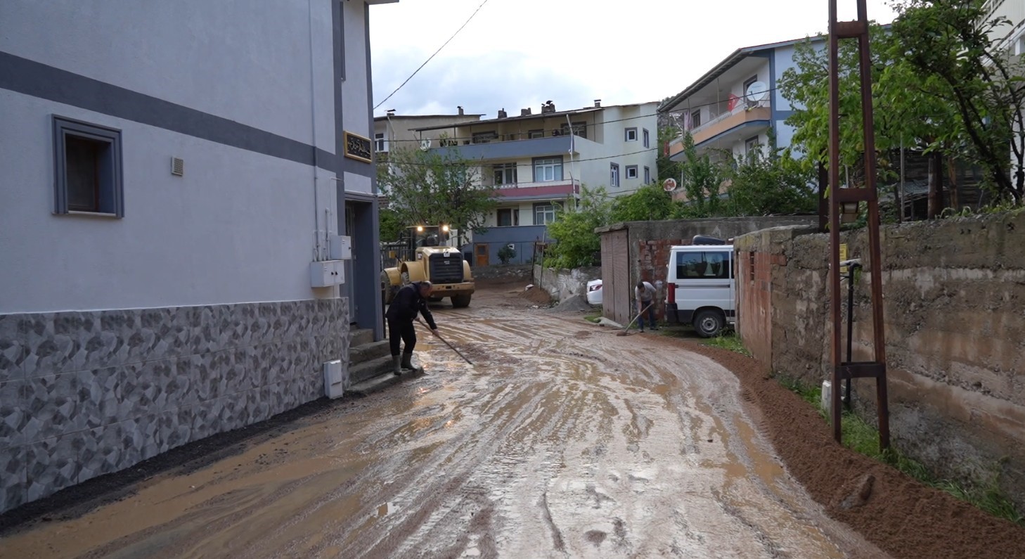 gumushane-de-sel-nedeniyle-bir-ev-ahir-ve-4-arac-zarar-gordu