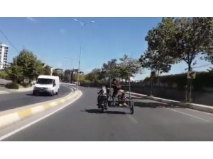 İstanbul Trafiğinde Motosiklette 4 Çocuk Yürekleri Ağza Getirdi