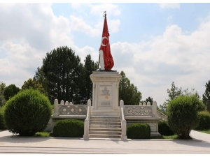 "Şehit Sancaktar Mehmetçik Anıtı’nın Temeli Atatürk Tarafından Zafertepeçalköy’de Atılmıştır"