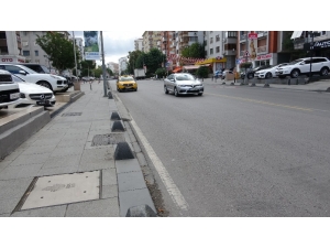 Kadıköy’de Lüks Cipin Motosikletliye Çarpıp Kaldırıma Çıktığı Anlar Kamerada