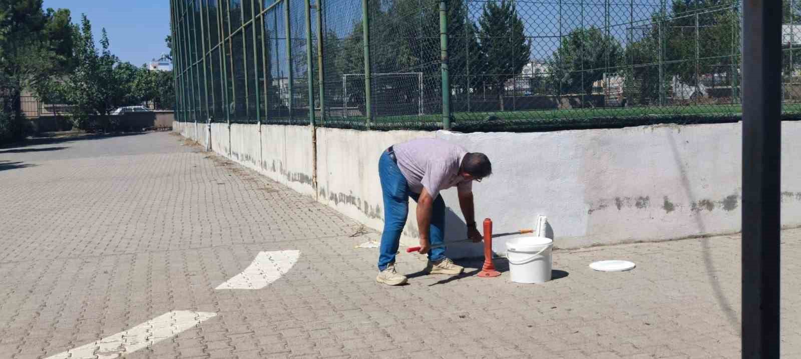 fatih-anadolu-lisesi-nde-okulun-bakim-ve-onarimi-personelin-emegiyle-yapiliyor