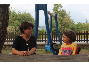 Kızına Tümör Teşhisi Konulunca Klip Çekerek Gelirini Lösemili Çocuklara Bağışlama Kararı Aldı