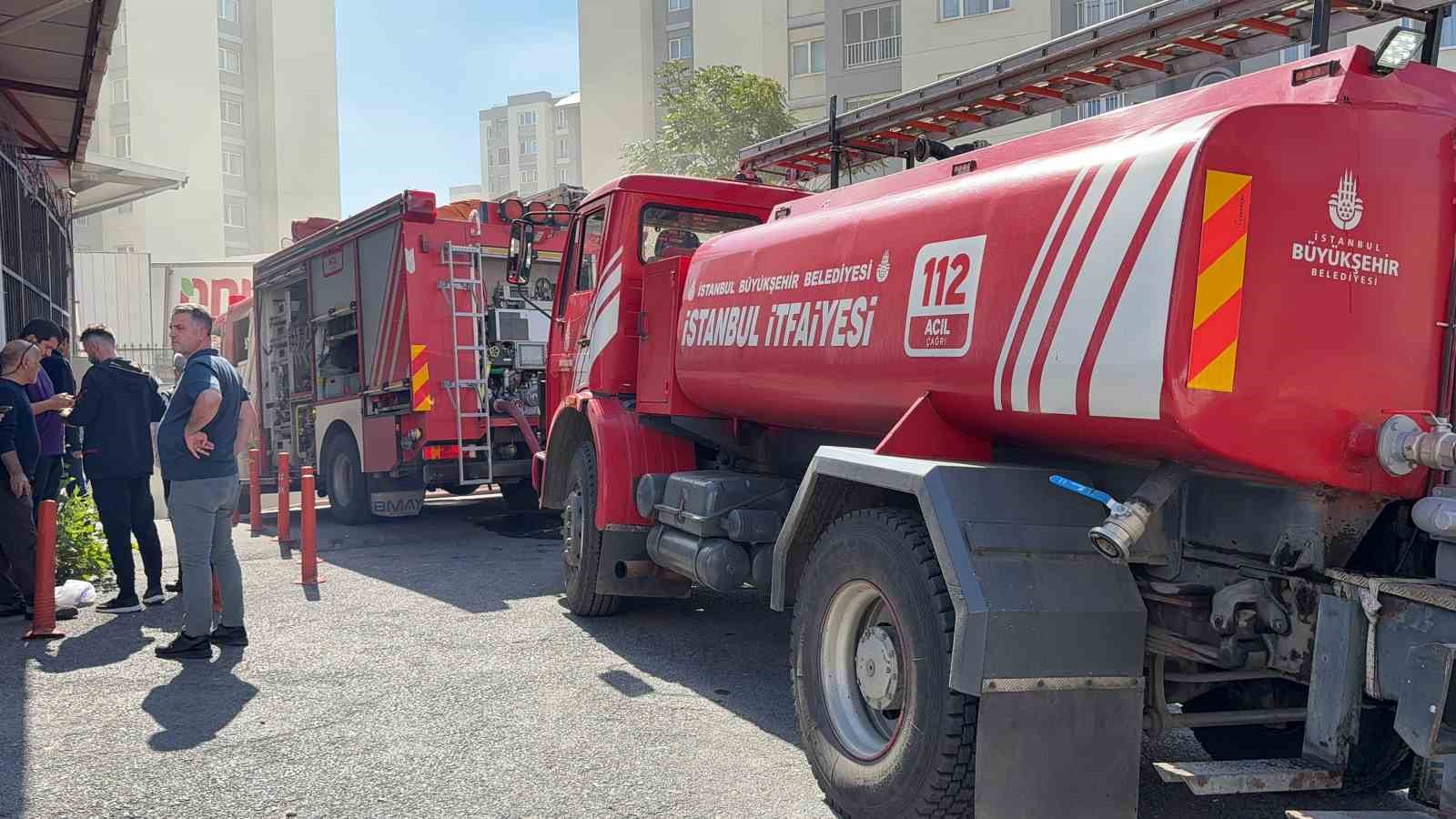 kucukcekmece-de-otoparkta-elektrikli-arac-yangini-panigi-bina-tahliye-edildi