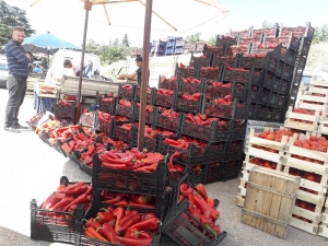 Bilecik’te Salçalıklar Pazar Tezgâhlarını Doldurdu