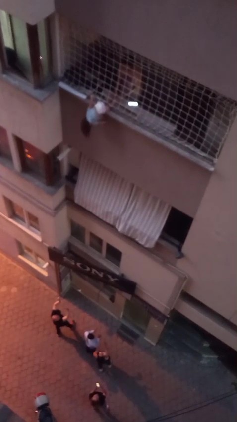balkon-filesinde-asili-kalan-cocugunu-dusmesin-diye-dakikalarca-tuttu