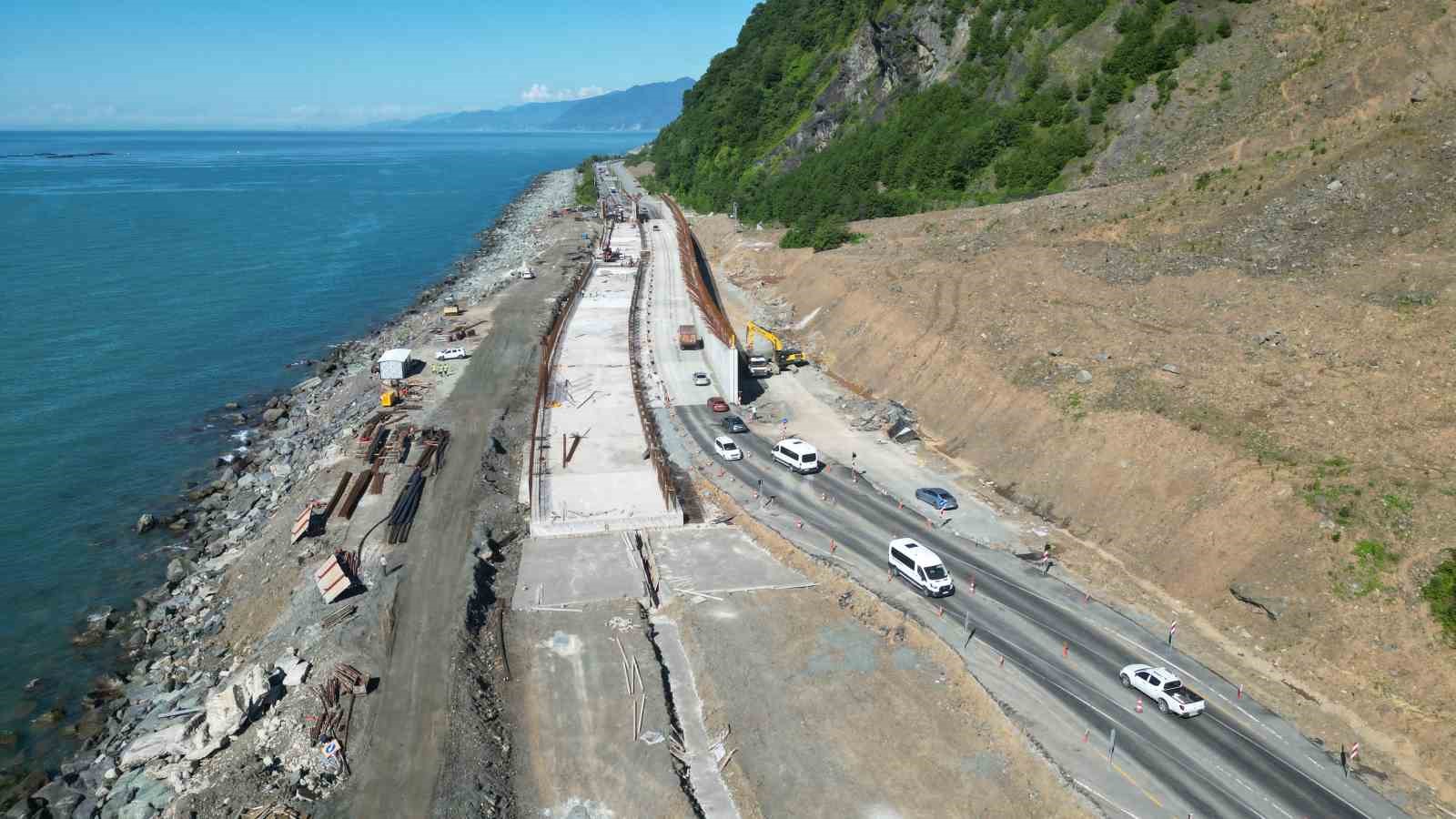 4-kisinin-hayatini-kaybettigi-heyelan-bolgesinde-tunel-calismalari-araliksiz-devam-ediyor