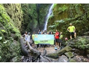 Doğaseverler Nüzhetiye Şelalesini Keşfetti