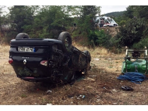 Otomobil, Otobüs Durağına Ve Yayalara Çarptı: 5 Yaralı