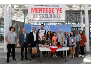 Öğrenciler, Karanfillerle Karşılandı