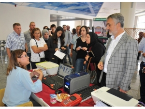 Rektör Bilgiç Kayıt Yaptıran Yeni Öğrencilerin Heyecanına Ortak Oldu