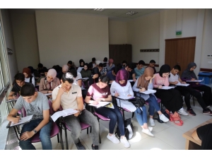 Darıca Belediyesinden Üniversiteye Hazırlanan Öğrencilere Eğitim Desteği