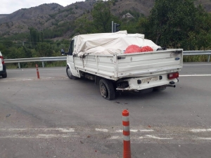 Zincirleme Trafik Kazasında 3 Araç Birbirine Girdi: 4 Yaralı