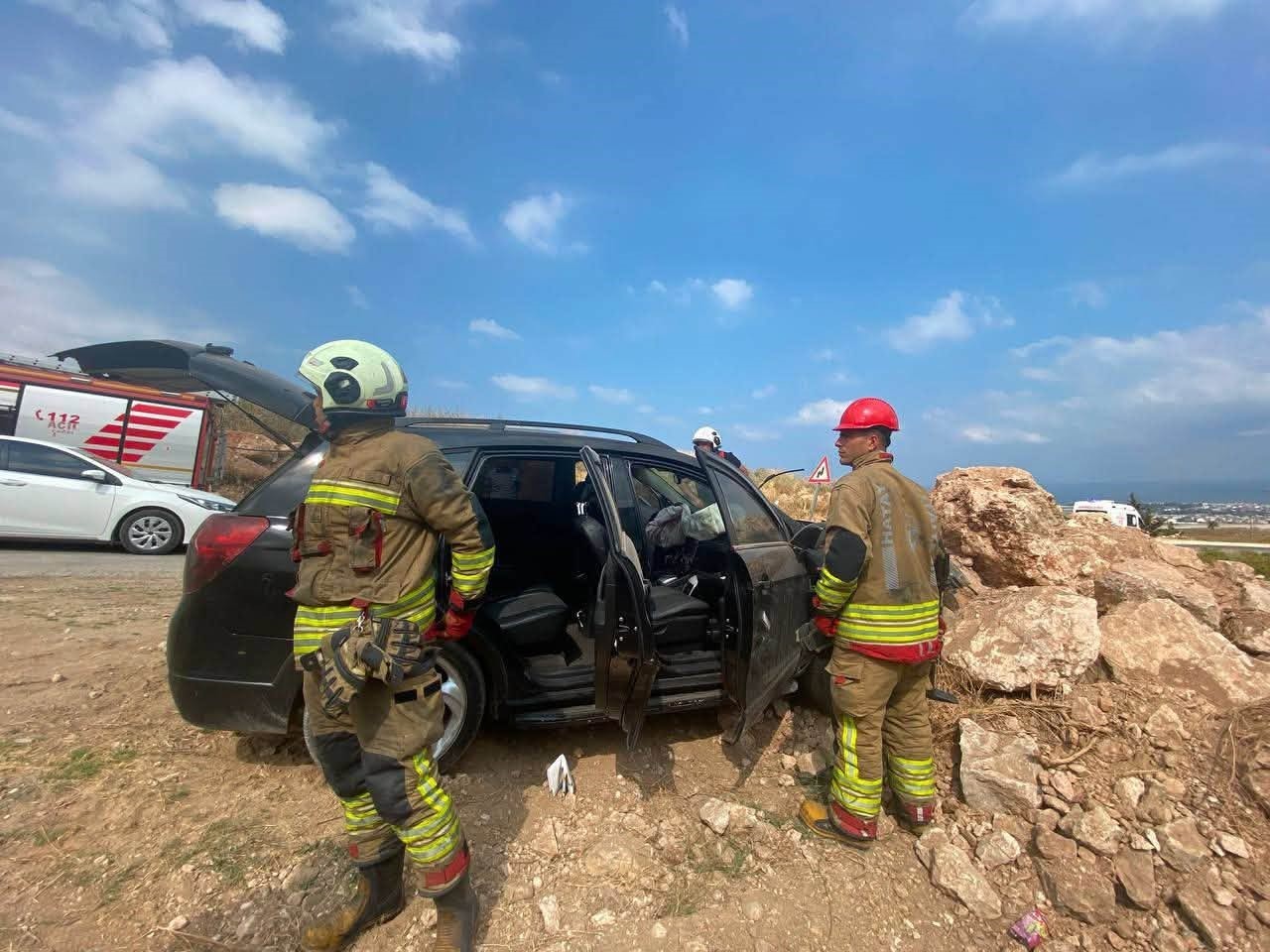 iskenderun-da-kayaliklara-carpan-otomobilin-surucusu-yaralandi