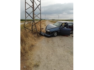 Otomobil Yüksek Gerilim Direğine Çarptı: 1 Yaralı