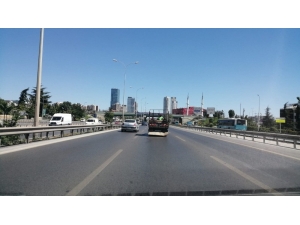 E-5’te İki Çocuğun Kamyonet Kasasında Tehlikeli Yolculuğu Kamerada