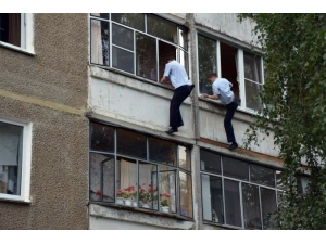 Bebeğini Pencereden Atmak İsteyen Babayı Polis Engelledi