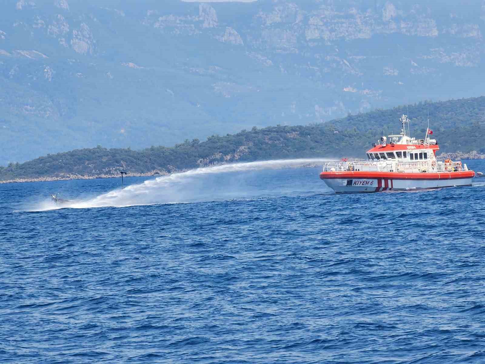 marmaris-te-demirli-yelkenli-tekne-alevlere-teslim-oldu