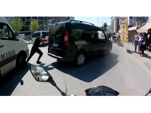 Bozulan Aracını İten Adamın Ayağını, Minibüsün Ezdiği An Kamerada