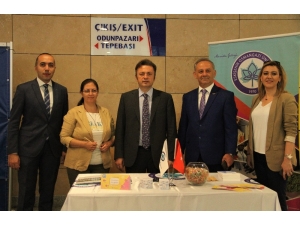 Rektör Çiçeği Burnunda Öğrencileri Garda Bizzat Karşıladı