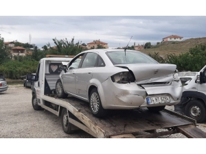 Otomobil Bariyerlere Çarptı : 4 Yaralı