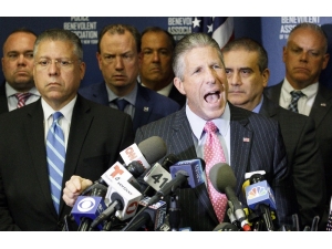 Siyahi Amerikalının Boğazını Sıkarak Öldüren Polis, Meslekten İhraç Edildi