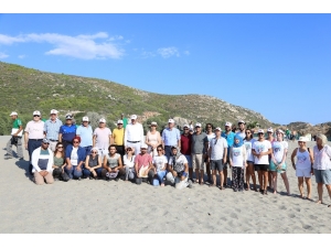 Patara’daki Temizlik Etkinliğinde 1985 Üretim Tarihli, 34 Yıllık Su Şişesi Dikkati Çekti