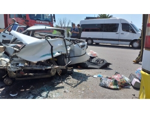 Yolcu Otobüsüne Çarpan Otomobilde Can Pazarı: 1 Ölü