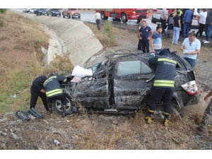 Takla Atan Araç Şarampole Devrildi: 4 Yaralı