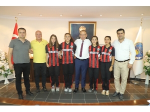 Başkan Akın Milli Hentbolcuları Kampa Uğurladı