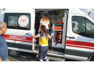 Otomobil Refüje Çarptı: 3 Yaralı