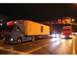 Seyir Halindeyken Damperi Kalkan Kamyon Eds Direğine Çarptı