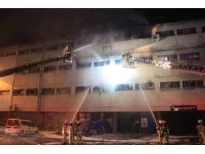 Küçükçekmece’de Kozmetik Ürün Deposunda Yangın