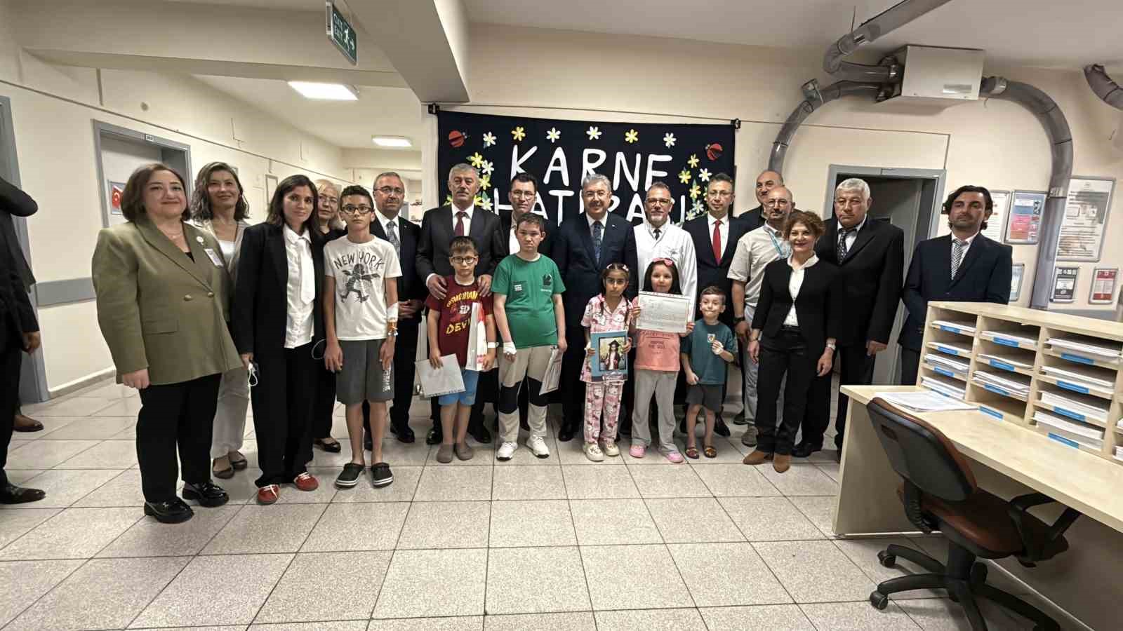 vali-yilmaz-hastanede-tedavi-goren-ogrencilerin-karne-heyecanina-ortak-oldu