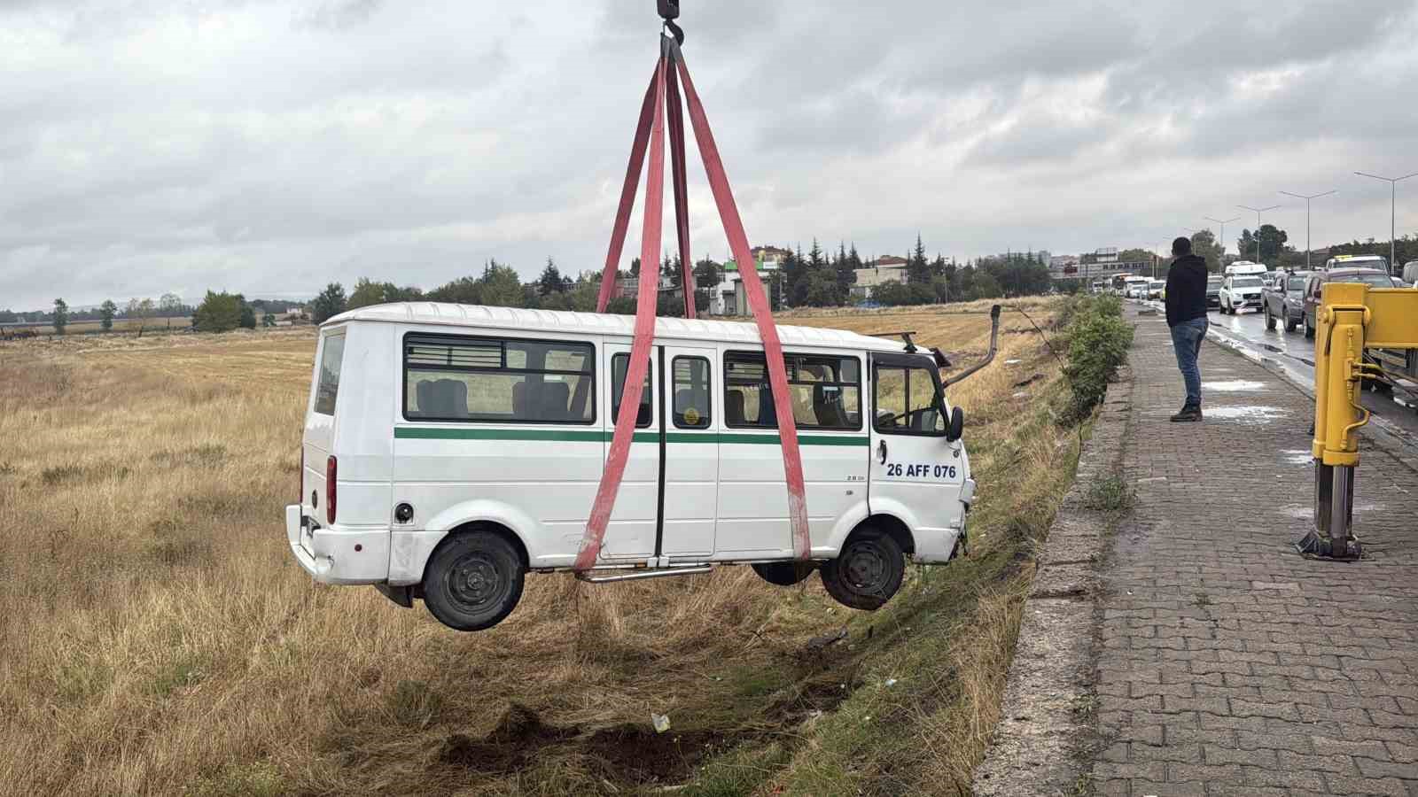kazaya-karisan-minibus-tarlaya-uctu-1-kisi-yaralandi