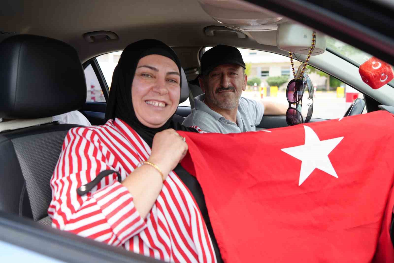 kapikule-den-yurda-giris-yapan-gurbetciler-bayragi-gorunce-butun-yorgunlugumuz-geciyor