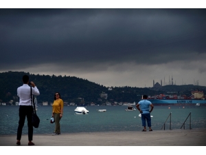 İstanbul Boğazını Saran Kara Bulutlar Fotoğraf Karelerine Yansıdı