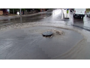 İçerenköy’de Şiddetli Yağış Nedeniyle Dükkanları Su Bastı