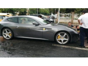 Caddebostan’da Milyon Liralık Ferrari Su Birikintisinde Böyle Mahsur Kaldı